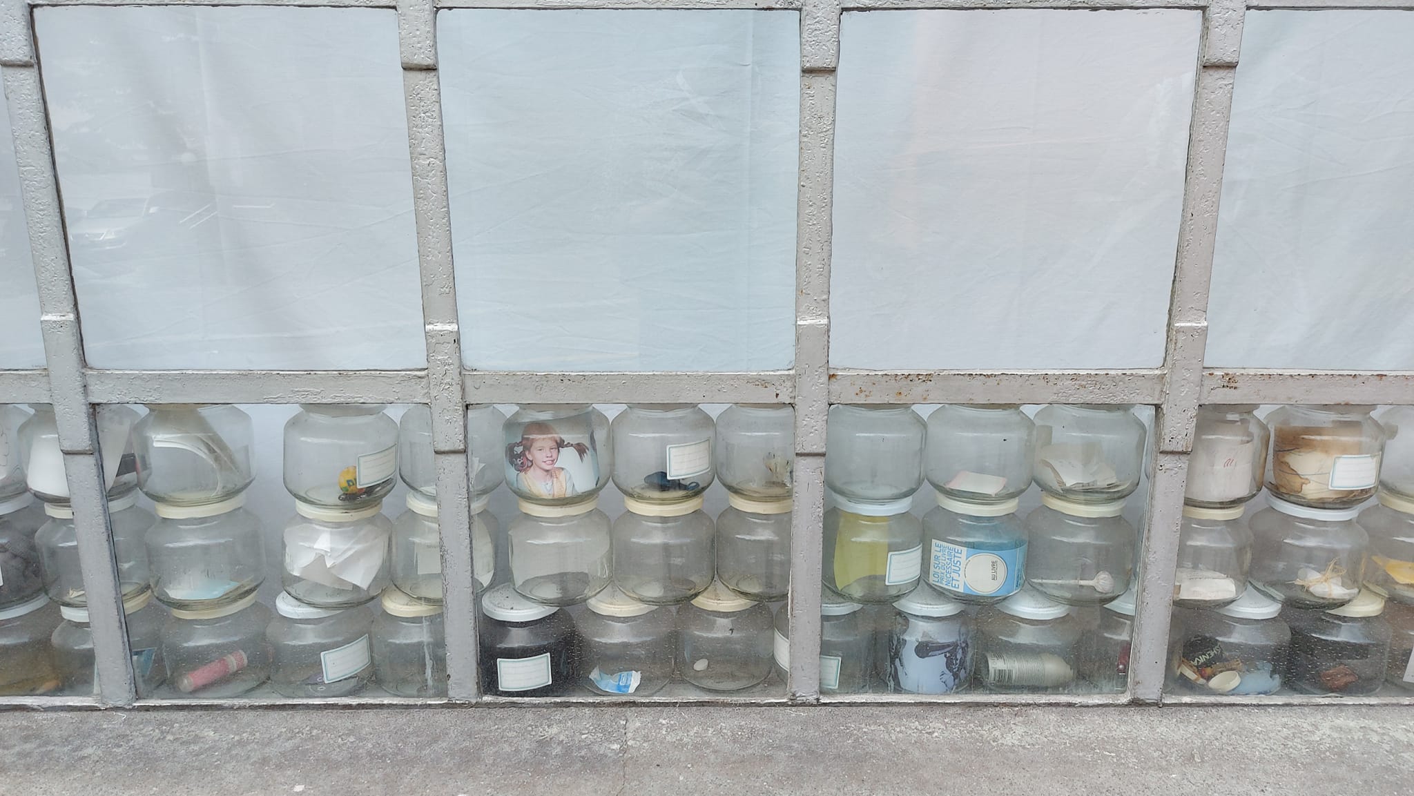 Una vida enfrascada en un altar, Suiza