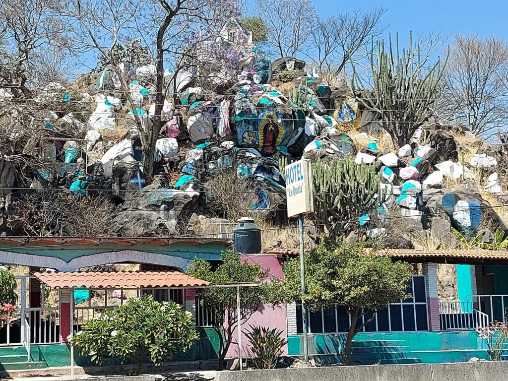 Virgen en las rocas, camino a Chimulco