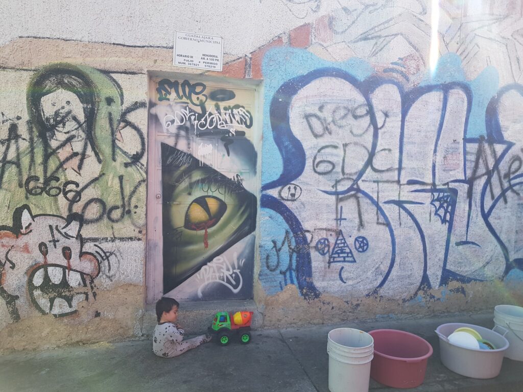 Grafiti sobre la virgen