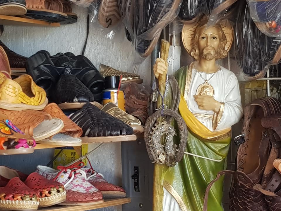 San Judas entre guaraches de cuero